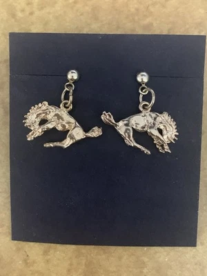 Pendientes Bucking Bronco Caballo Chapados en Oro 24k Aprox 1” X 1” Cuelgan en Tachuelas Foto 1 de 4