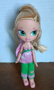 Muñeca Bratz Kidz Sleepover Adventure CLOE con traje completo - Imagen 1 de 4