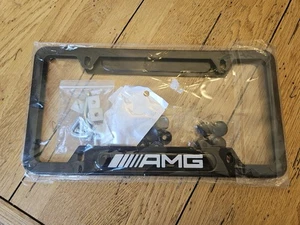 Juego de 2 piezas de marco de matrícula Mercedes AMG + herrajes y 4 tapas de vástago de válvula - Imagen 1 de 3