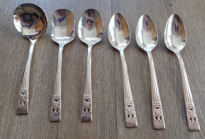 SIX VINTAGE ONEIDA COMMUNITY HAMPTON COURT SILVER PLATED CUTLERY ITEMS - Image 1 of 4