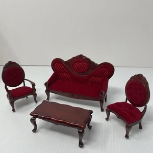 Juego de sofá, sillas y mesa rojos vintage de 4 piezas para sala de muñecas - Imagen 1 de 9