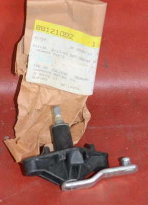 Nuevo de Lote Antiguo 1987-88 Chrysler LeBaron GTS RH Limpiaparabrisas Pivote Brazo Soporte Mopar 4334132 OEM Foto 1 de 4