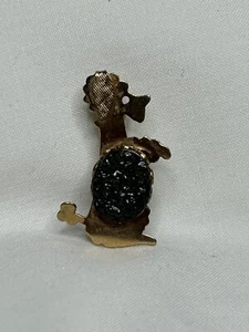 Vintage Poodle Dog Goldtone Mini Brooch Scatter Pin ~ 1" ~ Plastic Druzy Belly - Photo 1 sur 4