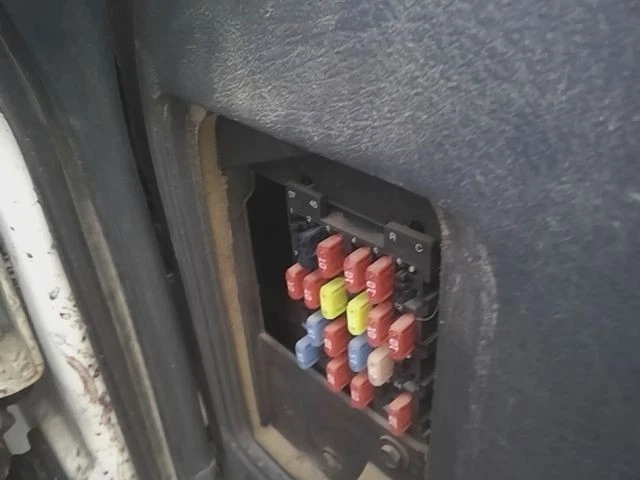 Chevy S10 2002/GMC Sonoma cabina caja de fusibles Foto 1 de 1