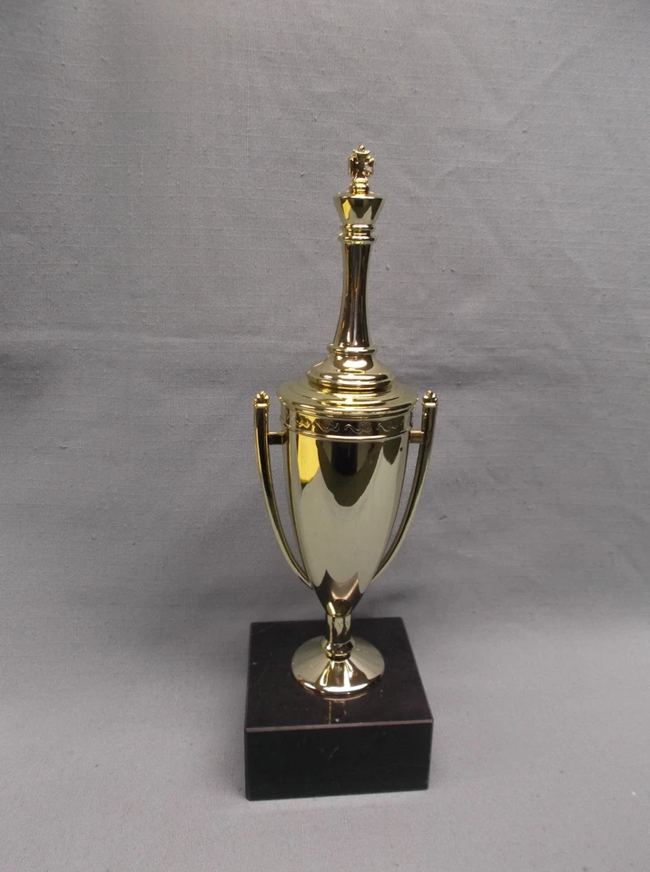 Trofeo de copa brillante de ajedrez Base de mármol de bloque negro Foto 1 de 1