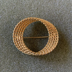 Monet signierte kreisförmige geflochtene goldfarbene Brosche Anstecknadel - Bild 1 von 4