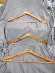 Vintage Konvolut drei FILSON Zeder Kleiderbügel mit Hosenbügel - Bild 1 von 1