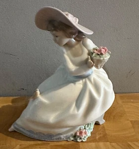 Figura Nao de Lladro El Ruiseñor Chica Cantora con Pájaro Nao de Lladro #1345 - Imagen 1 de 6