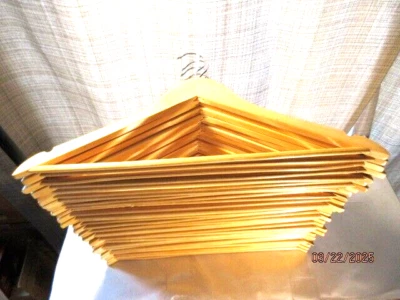 31 NUEVO Perchas de madera para trajes, ropa, abrigos, chaquetas, pantalones de vestir, camisas, faldas Foto 1 de 4