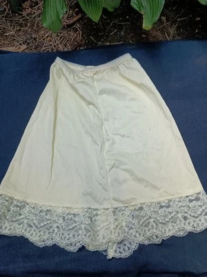 Vasserette vintage para niñas medio deslizamiento amarillo D Petite años 60 6 1/2" cintura 11" largo Foto 1 de 4