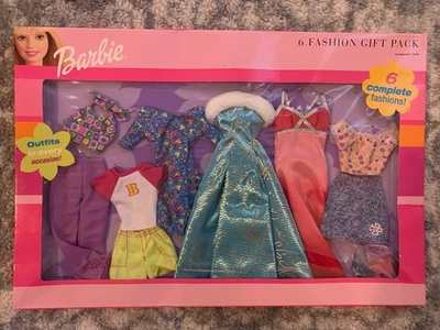 Barbie 6 Roupas Completas da Moda Pacote de Presente Mattel 2002 Novo 68073 - Imagem 1 de 2