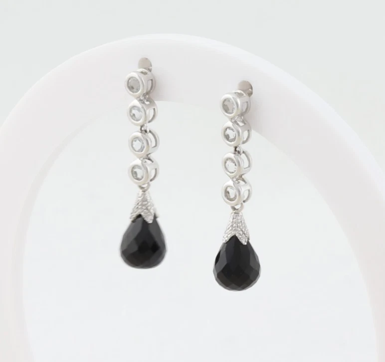 Висячие серьги из 10-каратного белого золота с натуральным белым топазом и ониксом 1 дюйм x 1/4 дюйма - Изображение 1 из 4