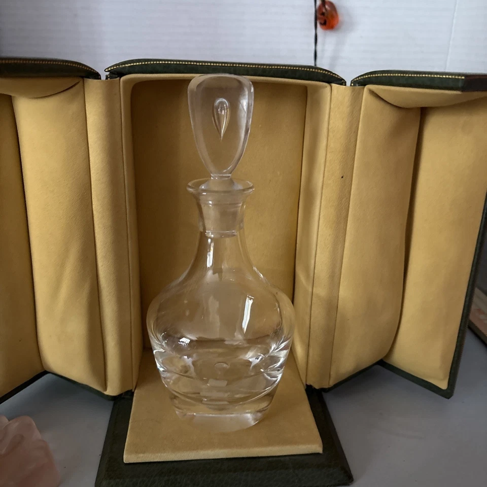 "Botella de perfume vintage firmada con caja de 8"" de alto" Foto 1 de 3