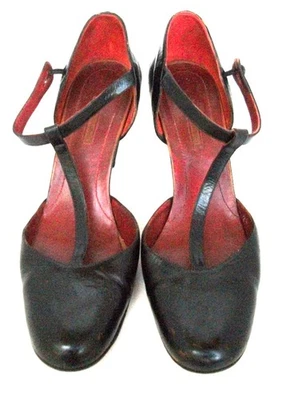 Zapatos de salón Giorgio Armani vintage años 70 cuero negro correa en T botón lateral 37M7M Foto 1 de 4