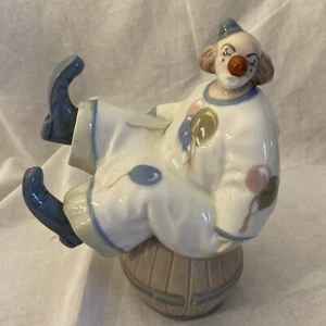 Rare Large CASADES Spanish Porcelain Clown sitting wooden barrel - Picture 1 of 15