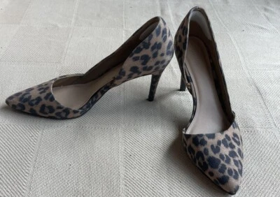 Salto feminino de camurça com estampa de leopardo azul marinho antigo tamanho 9 - Imagem 1 de 4