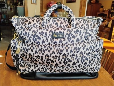 Bolsa de pañales de viaje y bebé estilo acolchado con estampado de leopardo Itsy Ritzy Dream Weekender Foto 1 de 4