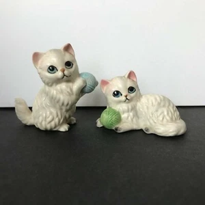 Estatuilla Hecha en Japón• Gatos Blancos con Ojos Azules y Bolas de Hilo M332 - Imagen 1 de 4