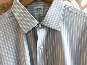 Camicia abito uomo Brooks Brothers ~ taglia 17-34 rosso blu righe slim fit non ferro - Foto 1 di 21