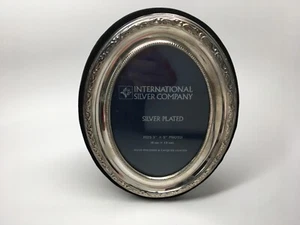NUOVO! CORNICE PORTAFOTO VINTAGE INT'L SILVER CO PLACCATA ARGENTO GOFFRATA CAVALLETTO OVALE POSTERIORE - Foto 1 di 4