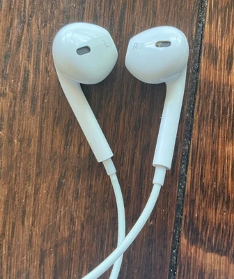 Apple EarPods In Ear Wired Headphones With Lightning Connector White - Image 1 of 4