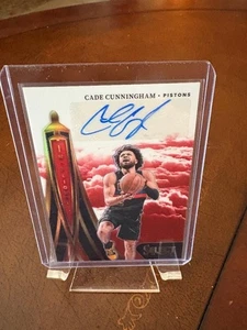2024/25 SELECCIONAR CADE CUNNINGHAM EN VUELO ROJO PRIZM TARJETA DE AUTÓGRAFO AUTOMÁTICO #D 11/99 - Imagen 1 de 2