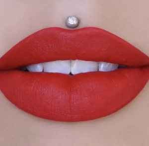 Rossetto liquido Jeffree Star REDRUM Velour • Nuovo e mai aperto - Foto 1 di 8
