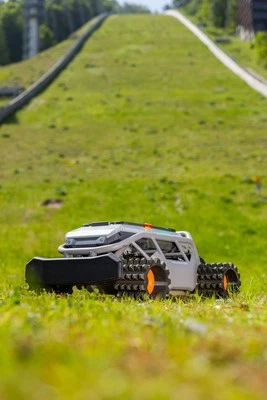 Mowrator S1 4 WD 12 AH Inkl. Geländeräder  Rasenmäher Hangmäher Ferngesteuert - Bild 1 von 4