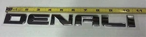 GM 15825691 Emblema Cromado Denali para 07-20 Yukon Sierra Terrain por GMC FABRICANTE DE EQUIPOS ORIGINALES - Imagen 1 de 3