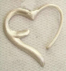 Spilla in ARGENTO 925 con INIZIALE " F " a forma di CUORE - finitura satinata - - Imagen 1 de 2