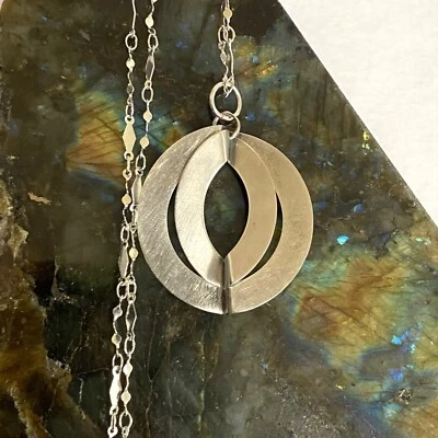 Collar Colgante Redondo Estilo Modernista Anillo Doble Plata de Ley 925 Cepillada Foto 1 de 4