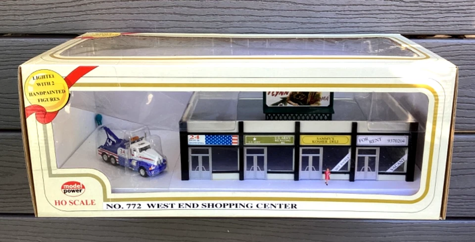 MODEL POWER 1/87 HO WEST END SHOPPING CENTRE W/ LIGHTS, 2 FIGURES, TOW TRUCK 772 - Image 1 of 4