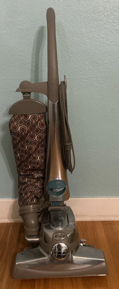 Aspiradora vertical Kirby Sentria en bolsa funcionando Foto 1 de 4