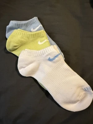 Paquete de 3 calcetines Nike Dri-Fit No Show para mujer, ligeros, multiusos, medianos 6-8 Foto 1 de 2