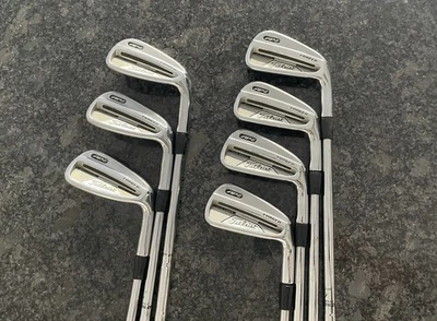 Juego de empuñaduras de acero extra rígidas Titleist AP2 de hierro forjado 4-PW X300 Foto 1 de 4