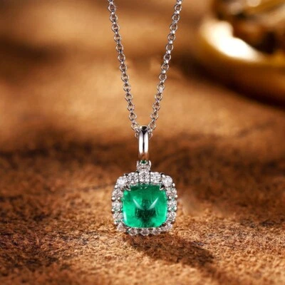 Cadena colgante con halo de esmeralda verde simulado corte cojín enchapado en oro blanco de 14 k Foto 1 de 4