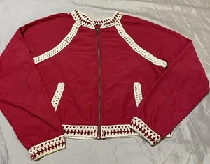 Schöne Free People Häkeleinsatz Jacke. Rubinrot mit elfenbeinfarbenem Besatz. Größe S - Bild 1 von 8