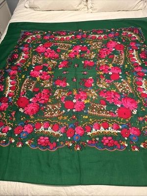 Ярко окрашенный зеленый 52 «квадратный обед ткани или большой шарф с красными розами винтажный - Изображение 1 из 4
