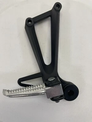 15-18 Yamaha YZF R3 300 OEM Clavija de pasajero trasero derecho reposapiés Buddy Foto 1 de 4