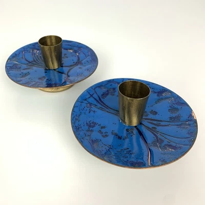 Par de Castiçais Assinados Esmalte em Cobre Azul Ouro Antigo Redondo MCM Monique 1974 - Imagem 1 de 4