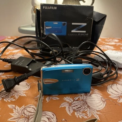 Fuji Finepix Z20FD Digital Camera 3x Zoom 10.0mp with  Memory Card - Image 1 of 4