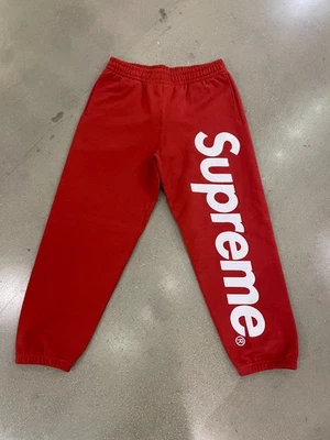 NUEVOS Pantalones deportivos Supreme con capucha con apliques de satén rojos TALLA S ENVÍOS RÁPIDOS Foto 1 de 2