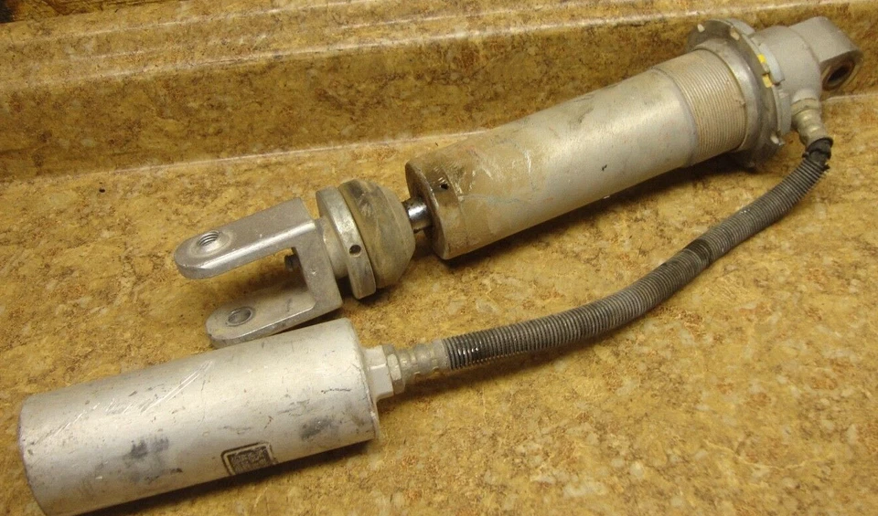 1989 铃木 ATV LT250 LT 250 四轮运动后减震悬架单声道 Uni 89 — 第 1/1 张图片