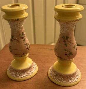 Paar Keramik Kerzenständer 6 5/8 rosa gelb Blumenmuster handbemalt - Bild 1 von 6