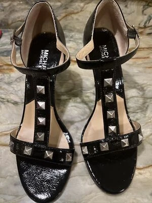 Sandalias de tacón MICHAEL Michael Kors con tachuelas de charol negro con correa en T talla 8,5 Foto 1 de 4