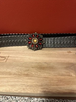 Cinturón para mujer intrincado color plata, hebilla octágona roja y amarilla, ajuste elástico  Foto 1 de 4