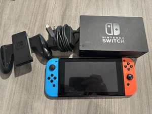 Consola de videojuegos Nintendo Switch HAC-001 (-01) rojo y azul neón Joy Cons - Imagen 1 de 7