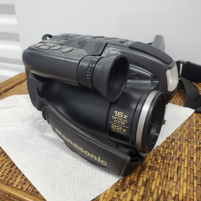 Panasonic Palmcorder PalmSight PV-L657D VHSC 22x Digital Zoom Camcorder Bundle - Image 1 of 4