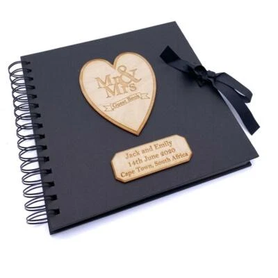 Libro de invitados de boda negro personalizado grabado en madera señor y señora Foto 1 de 3
