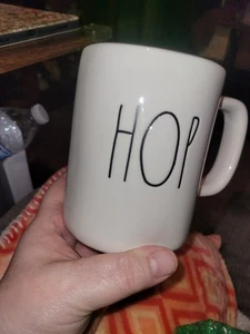 Rae Dunn "HOP" weiß Kaffeebecher Artisan Collection von Magenta - Bild 1 von 4
